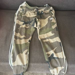 Adidas camo sweat pants size M